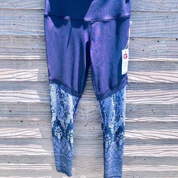✨NEW OUT OF STOCK✨ Manduka leggings serpent print - Picture 4 of 5